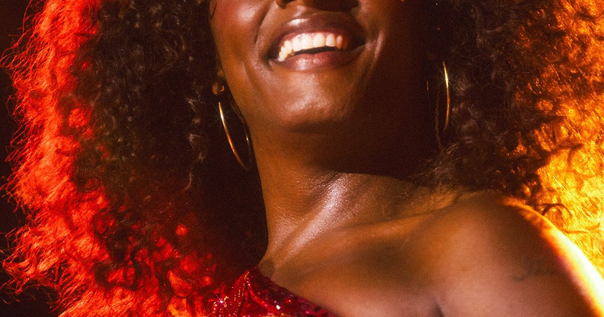 Liniker consagra turnê 'Bye bye Caju' e inspira artistas trans e negros em Goiás