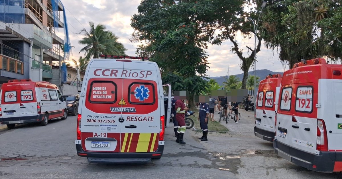 Lancha naufraga em Ubatuba com 12 pessoas; menina de 6 anos está grave