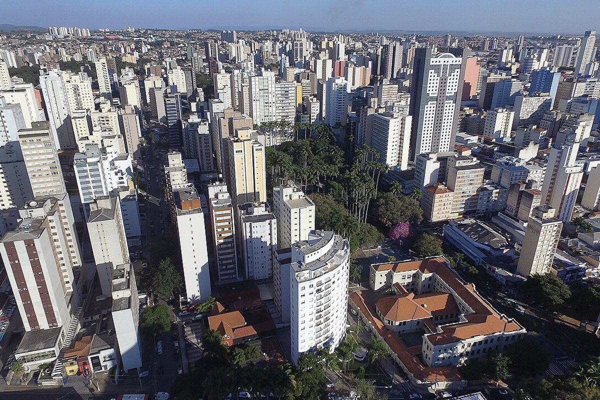 Buraco em via pública interdita tráfego em Campinas