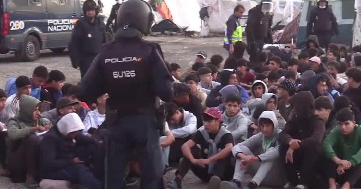 Polícia remove acampamento de imigrantes em praia de Ceuta dois dias antes da visita do rei Felipe VI