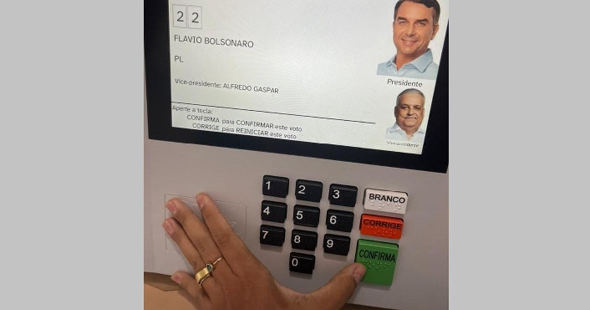 Eleitora fotografa voto na urna e posta no WhatsApp; polícia conduz à delegacia no RJ