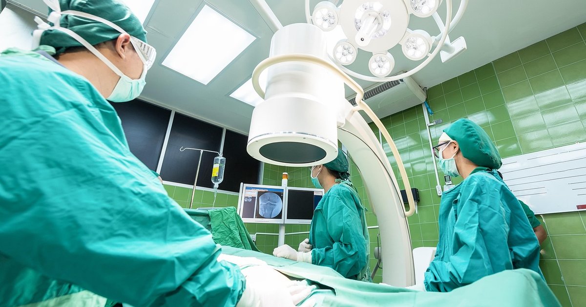 Bolsonaro passa por cirurgia no ombro sem intercorrências