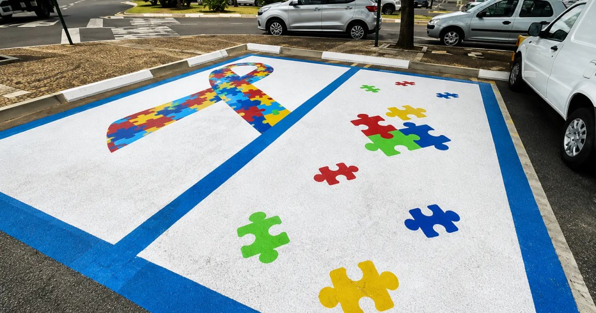 Goiânia exige vagas de estacionamento para pessoas com autismo em bares e restaurantes