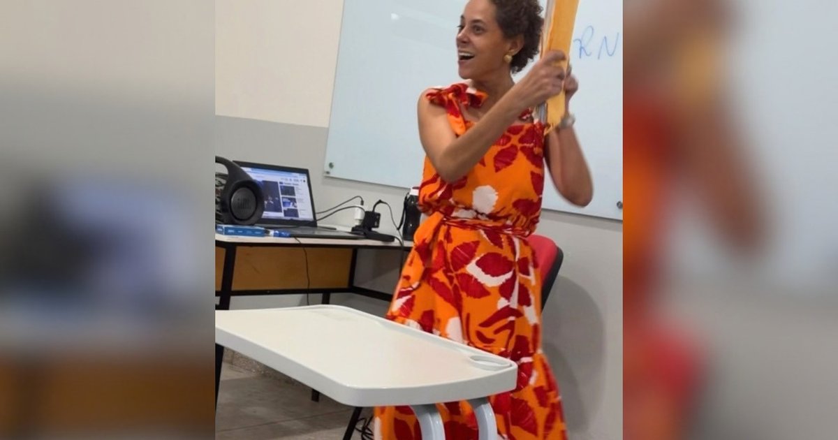 Professora dança 'A Bomba' ao devolver provas com notas baixas em faculdade de Araguaína