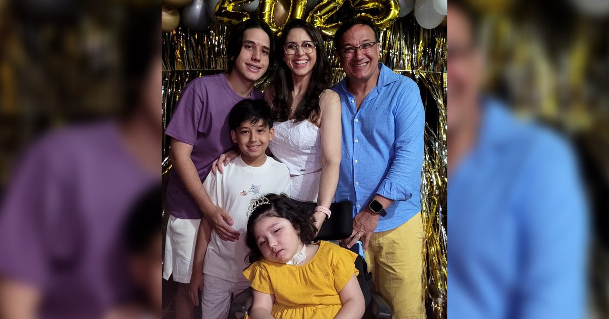 Menina de 7 anos com síndrome rara se comunica por tecnologia de rastreamento ocular