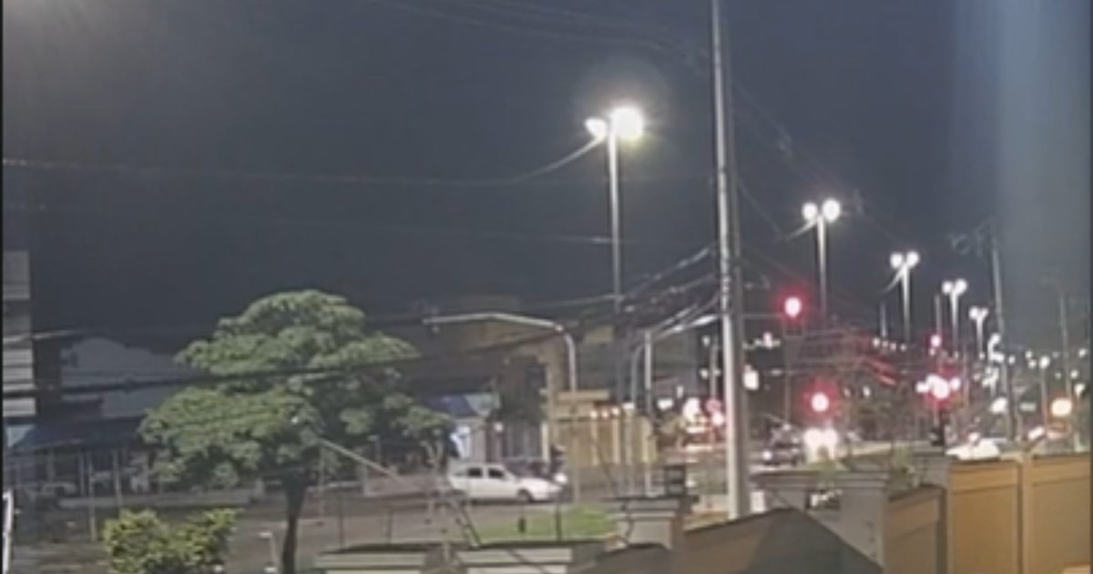 Motociclista avança sinal vermelho e é arremessado sobre carro em Sorocaba