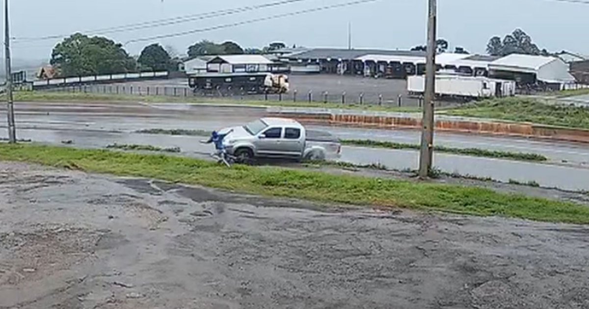 Ciclista escapa segundos antes de caminhonete capotar e atingir bicicleta na BR-163 no Paraná