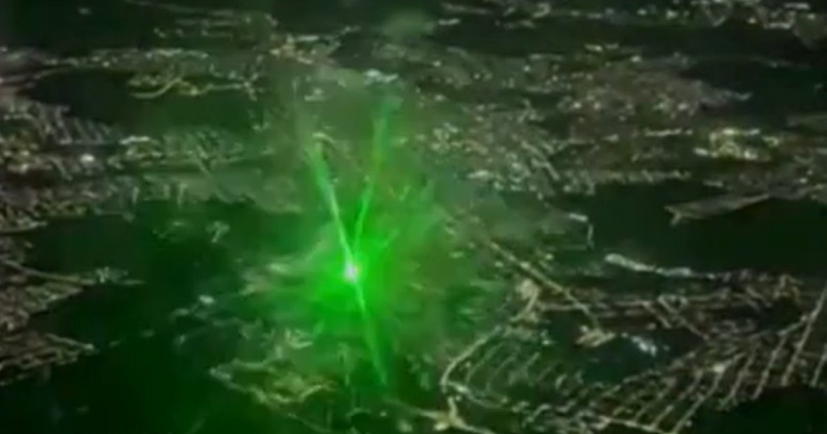Piloto dos Bombeiros registra laser apontado para aeronave em voo noturno sobre Divinópolis