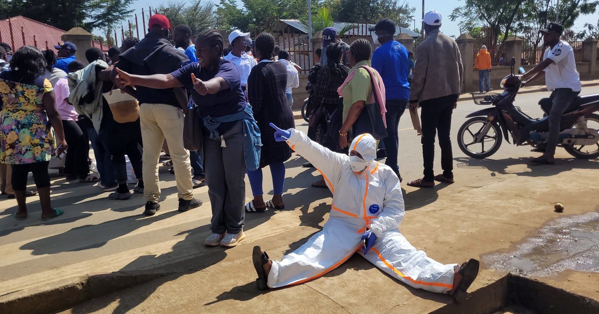 Profissionais de saúde protestam por salários atrasados durante surto de ebola no Congo