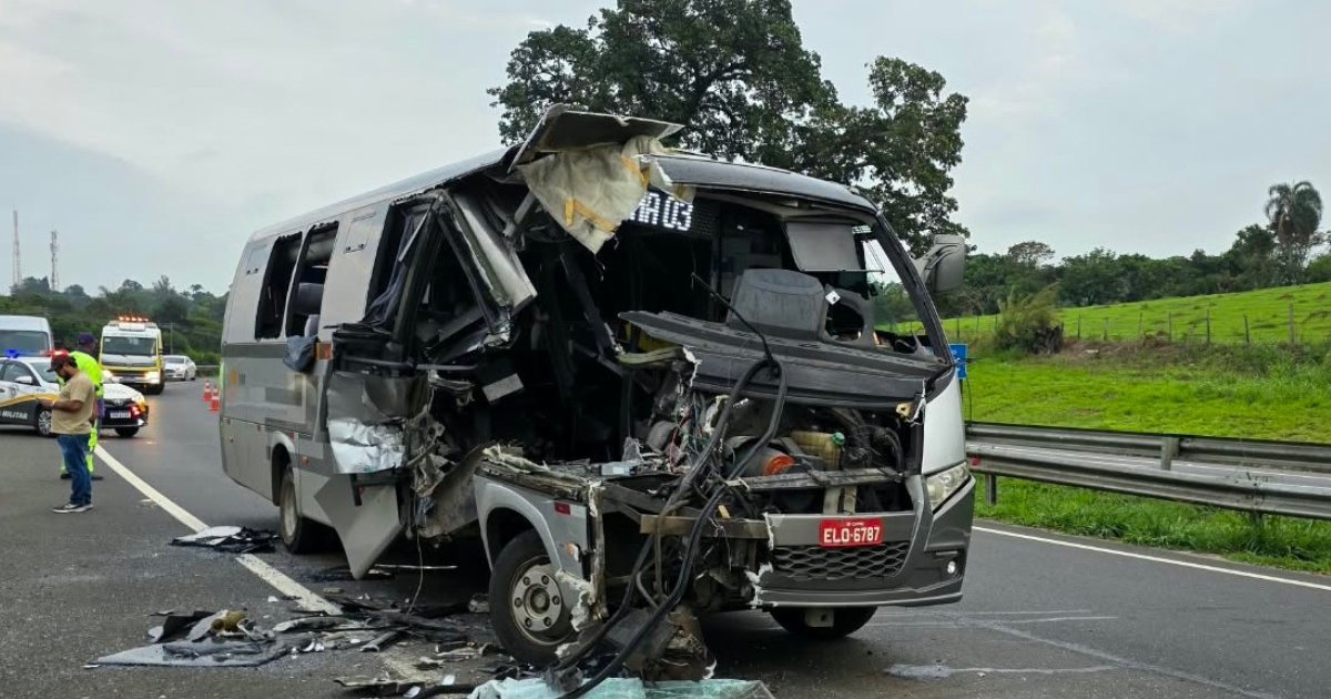 Micro-ônibus tem lateral destruída em colisão com carreta na SP-095