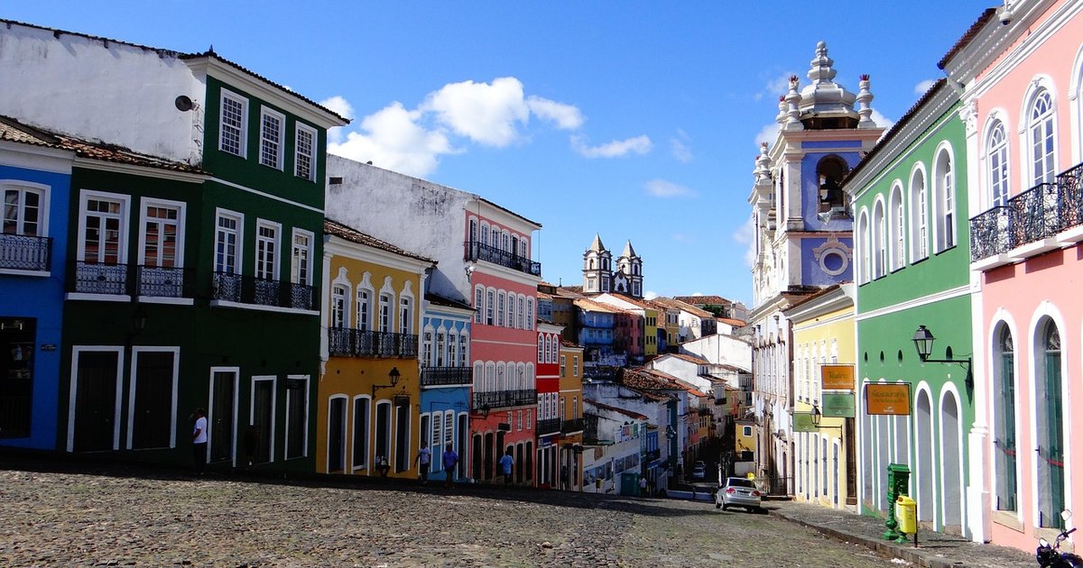 Jumento inflável gigante protesta abate em Salvador