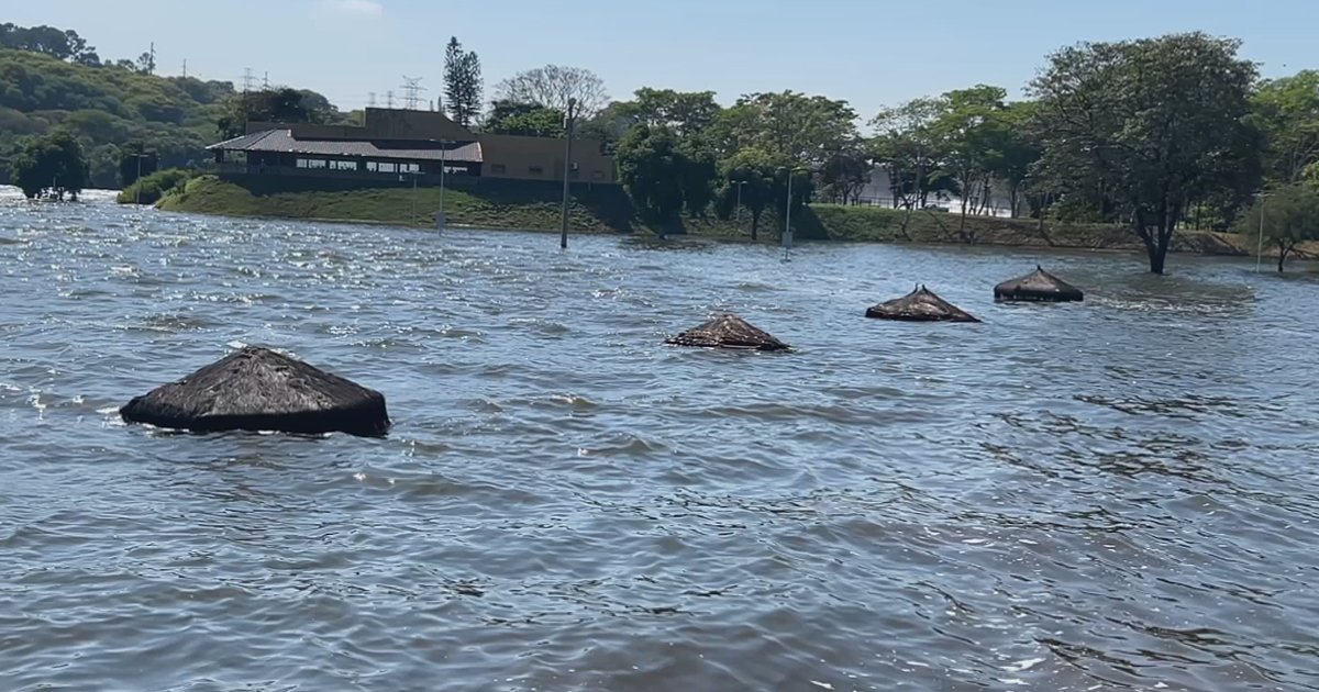 Rio Tietê sobe 2,5 metros e alaga ruas em cidades do interior paulista