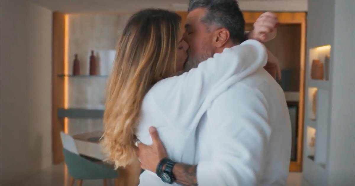 Personagem flagra beijo entre Vanessa e Junqueira em 'Por Você'