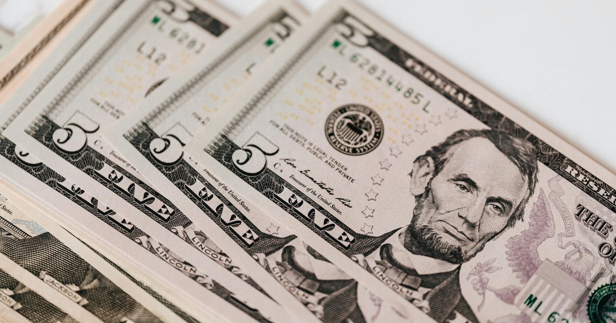 Dólar abre em leve alta a R$ 5,02 com atenção a inflação dos EUA e política brasileira