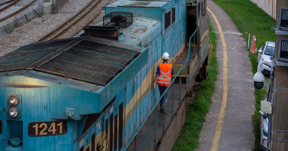 Trem arrasta caminhão em SP