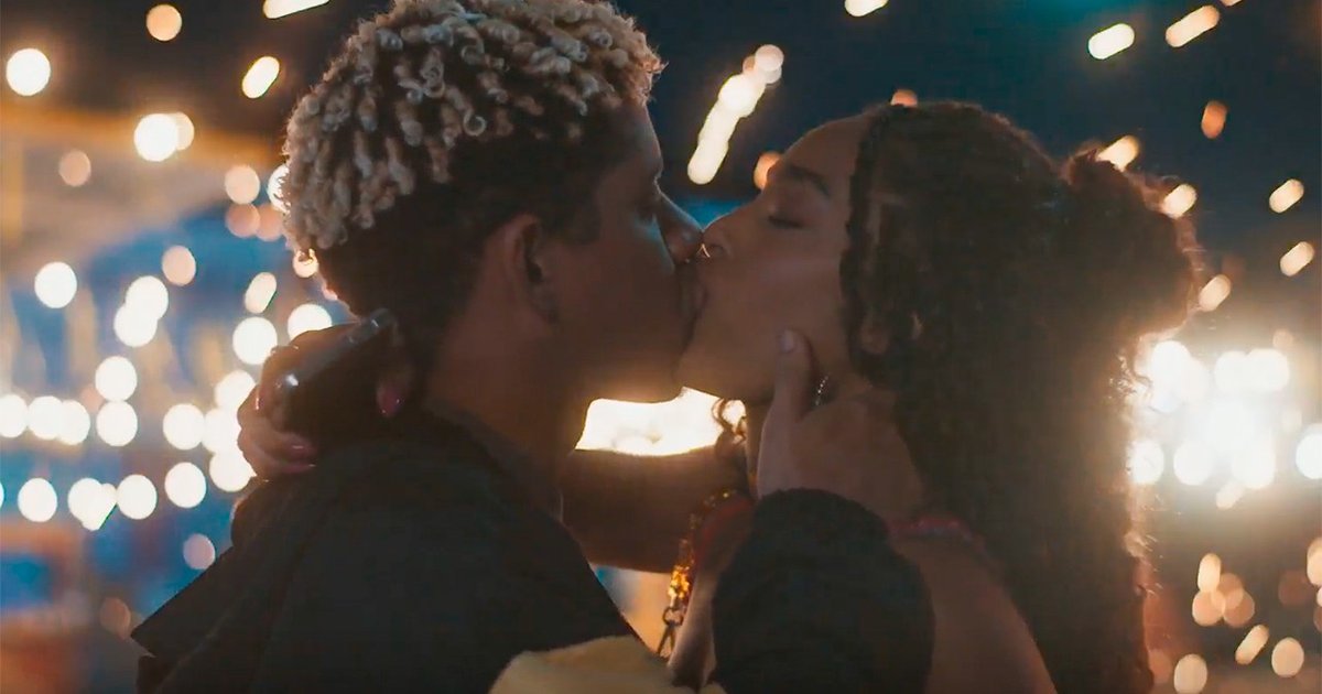 Primeiro beijo de Dalila e Peixe em Por Você repercute nas redes sociais