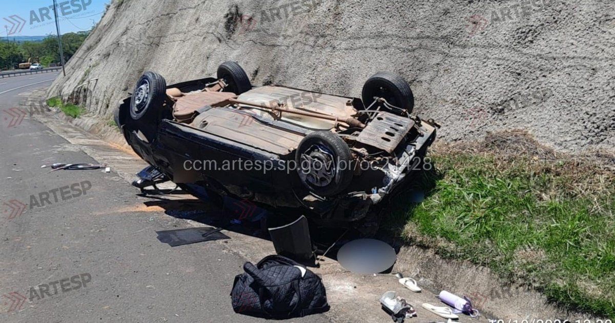 Passageira morre arremessada de carro em capotamento na SP-333 em Echaporã
