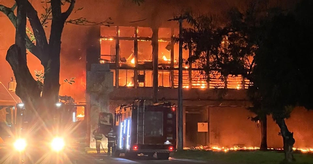 Chamas consomem prédio da UFPE e exigem ação de cinco equipes dos Bombeiros