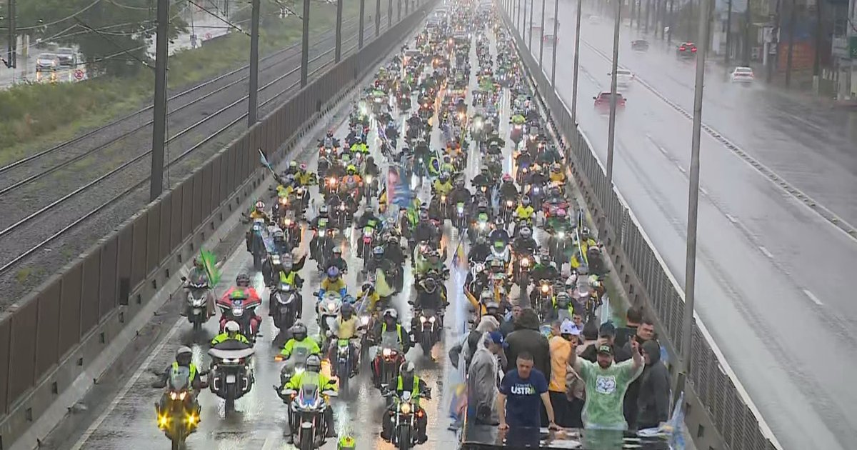 Apoiadores de Flávio Bolsonaro fazem motociata em Porto Alegre sob chuva
