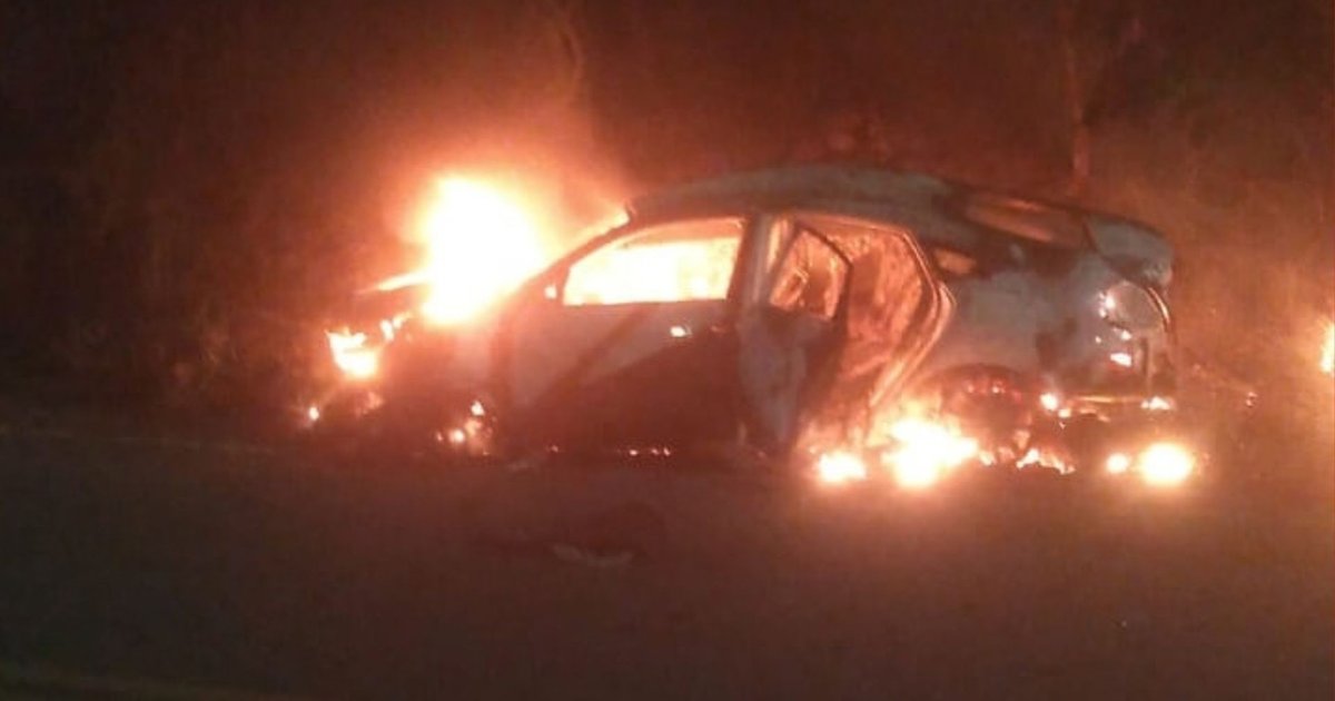 Motociclista morre após colisão com carro e veículo é abandonado em chamas em rodovia do Norte do ES