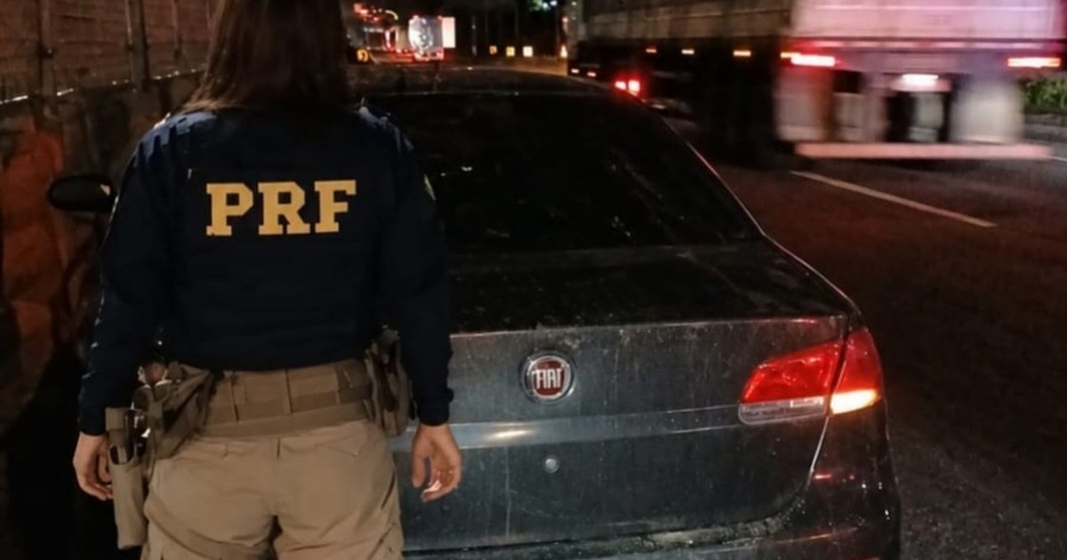 Carro roubado é recuperado pela PRF na Via Dutra em Itatiaia