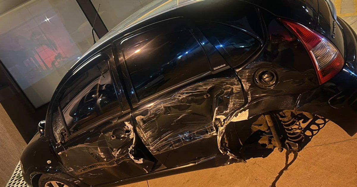 Carro estacionado é arrastado e destruído por ônibus em Ribeirão Preto