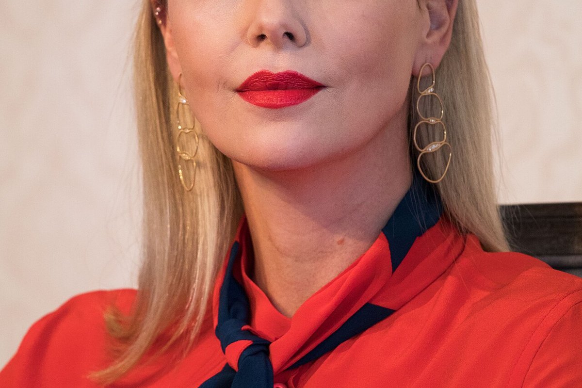 Charlize Theron: Mãe Matou Pai em Legítima Defesa