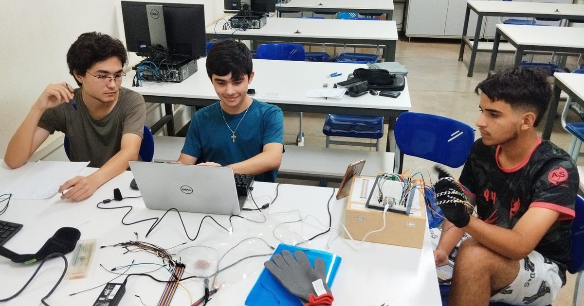 Estudantes do Cefet Araxá desenvolvem luva tecnológica que traduz Libras em tempo real