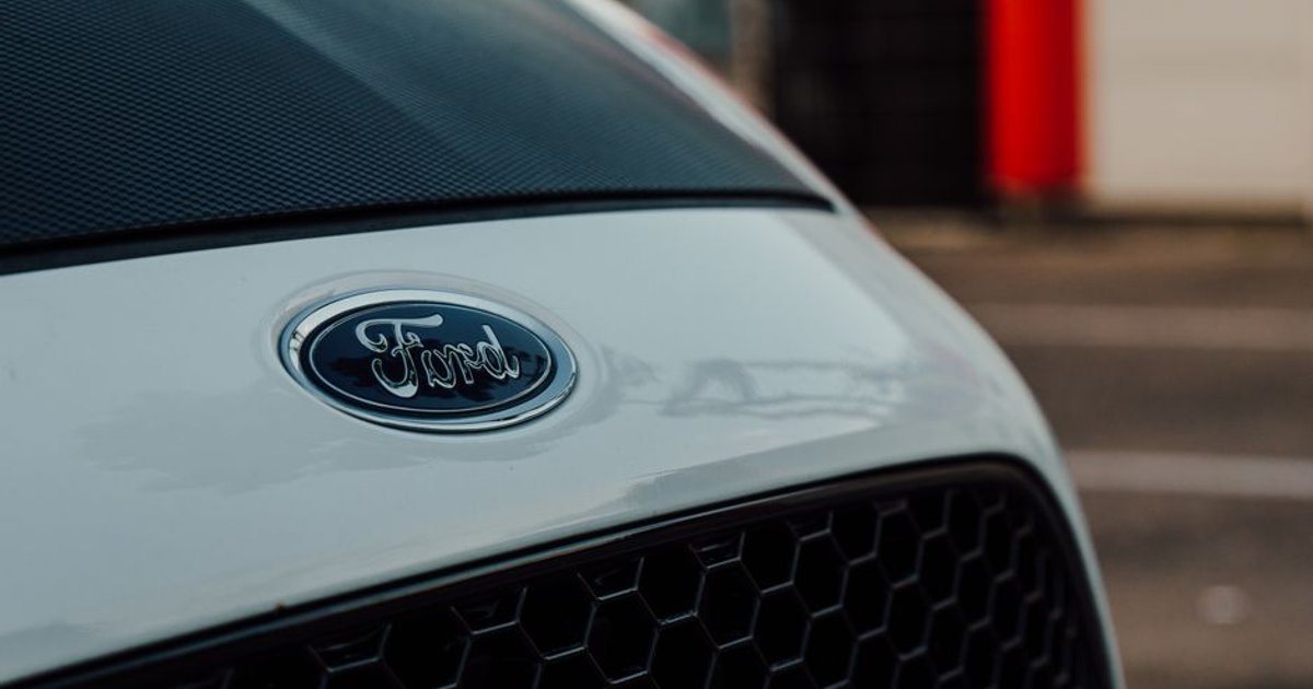 Ford anuncia três versões da van elétrica Transit City para 2026 no Brasil