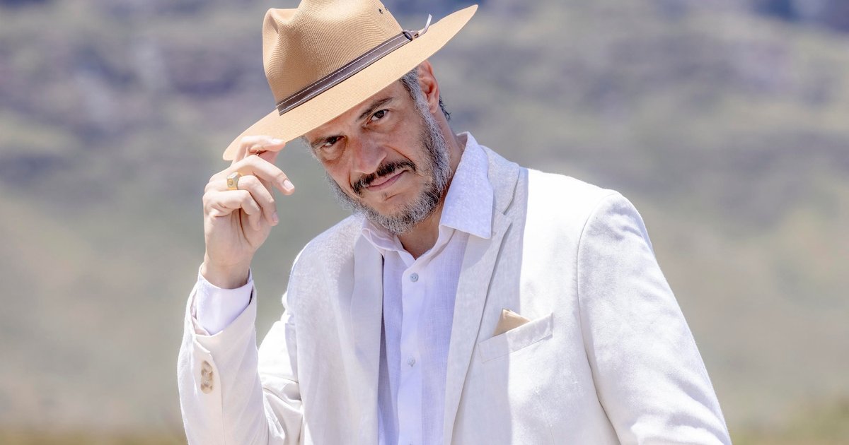 Mateus Solano estreia em Lá Na Minha Terra e celebra 30 anos de carreira