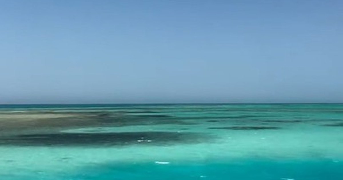 Anitta mostra férias em praia de mar turquesa sem revelar destino