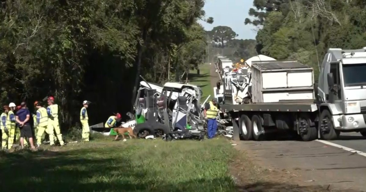 Carreta invade pista contrária e bate de frente com micro-ônibus no PR; 23 morrem
