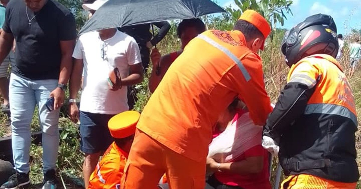 Carro colide com VLT em passagem clandestina no Grande Recife e deixa dois feridos