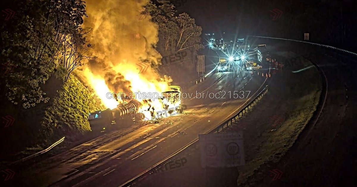 Duas carretas colidem e pegam fogo no Rodoanel; pista é interditada na Zona Sul de SP