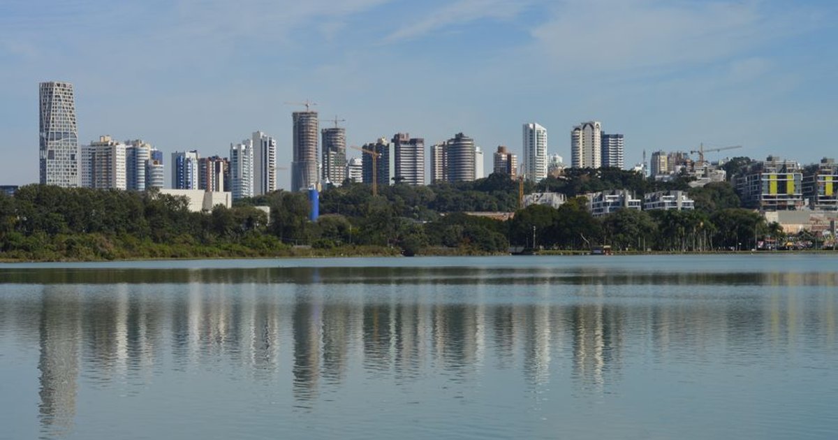 Pirarucu gigante aparece em lago de bairro goianiense e intriga moradores