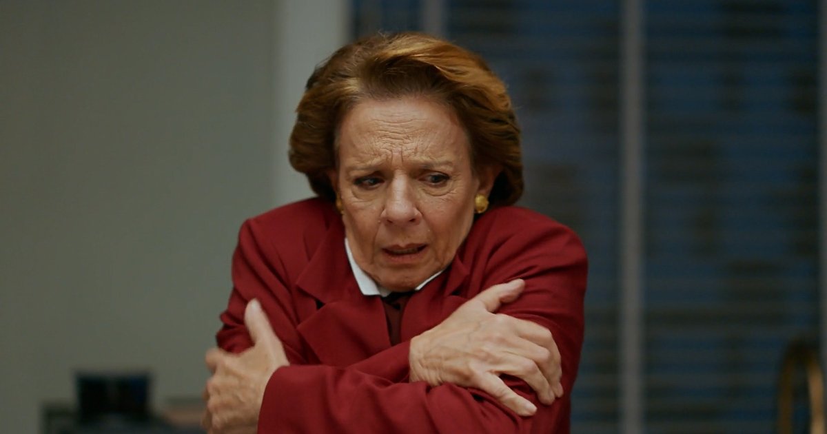 Adriana promete descobrir passado de Diná em Quem Ama Cuida