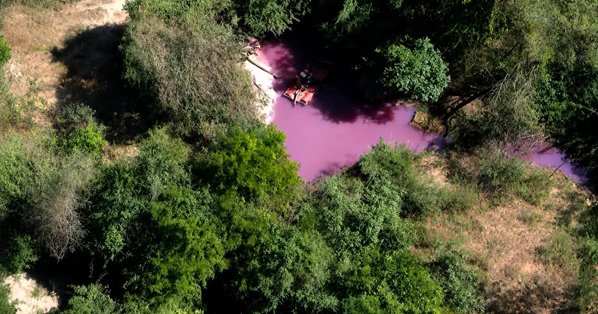 Carreta com produtos químicos tomba na BR-153 e aciona alerta hídrico em Goiás