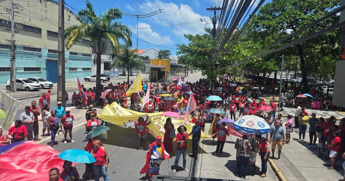Movimento por moradia protesta no Recife e cobra respostas de prefeitura e governo estadual