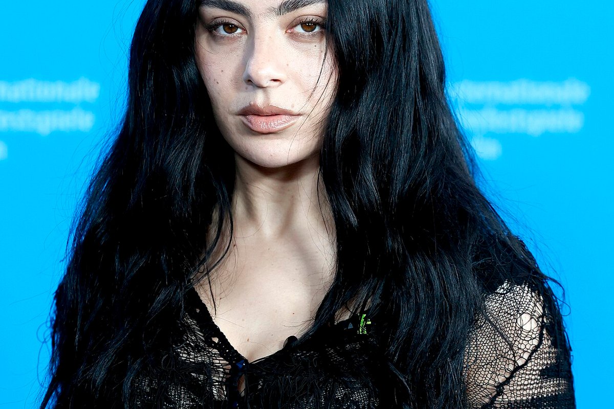 Charli XCX: Vestido de Noiva para Muitas Ocasiões