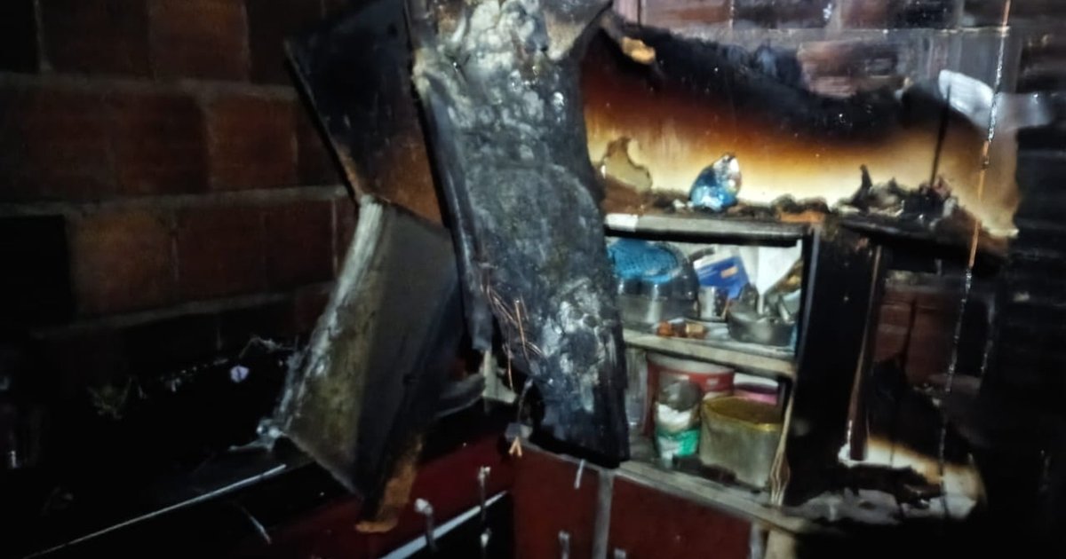 Incêndio destrói casa em Sobral e consome móveis e sucata acumulada