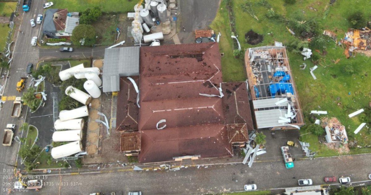 Tornado no RS deixa mortos e destruição