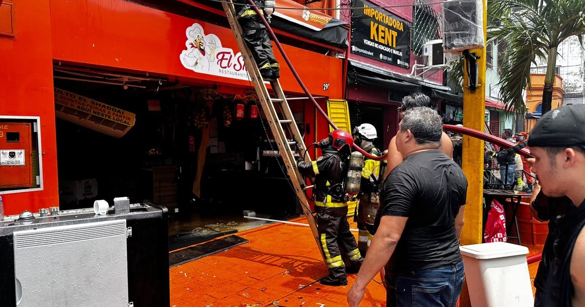 Incendio em cozinha de restaurante provoca incêndio em dois prédios no Centro de Manaus