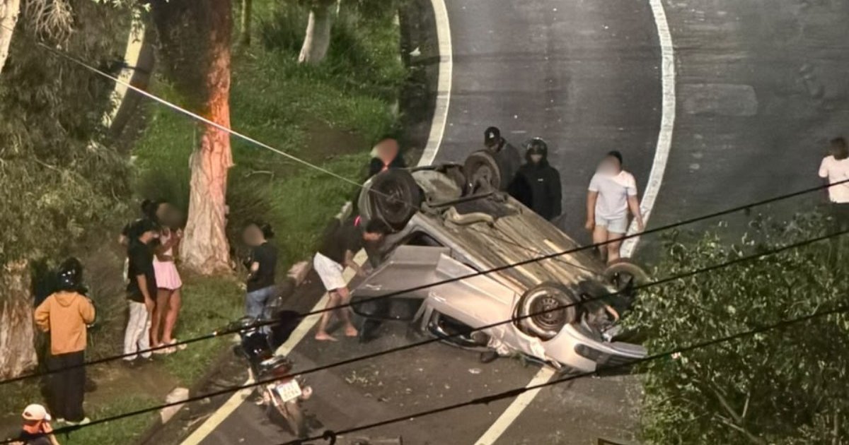 Motorista capota carro após perder controle e atingir duas árvores em Campinas (SP)