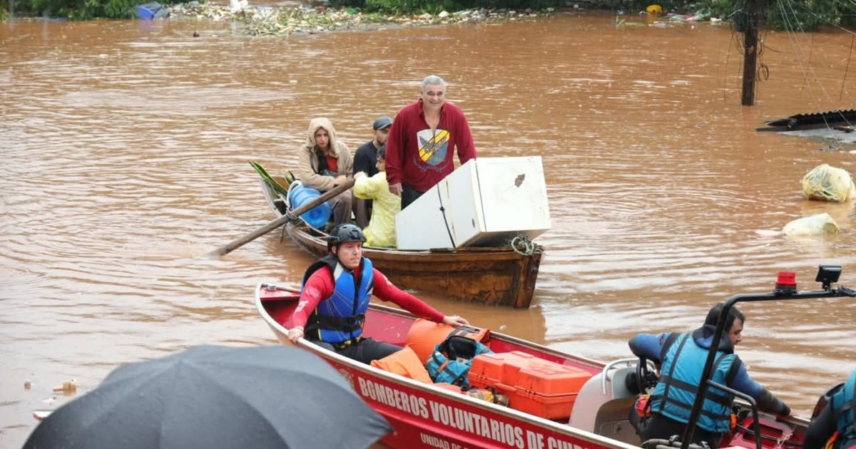 Chuvas alagam Foz do Iguaçu e Ciudad del Este; moradores usam barcos