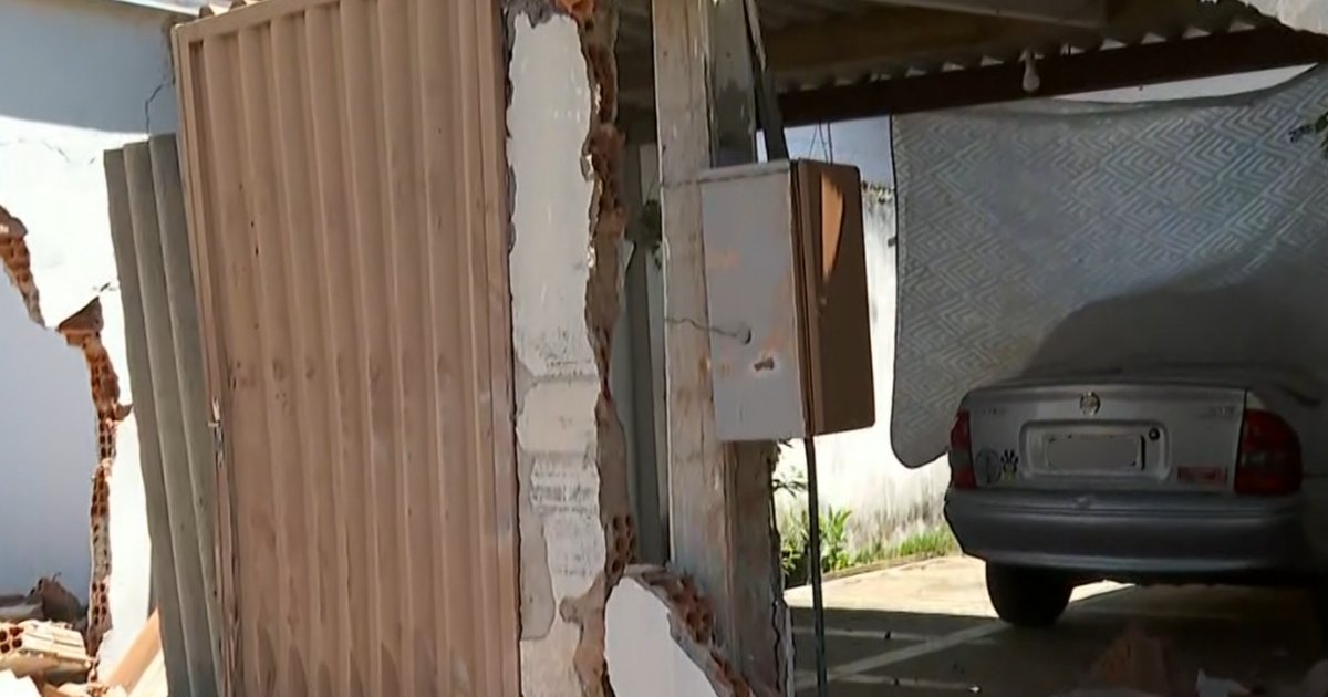 Caminhonete atinge casa e derruba muro em Franca, SP