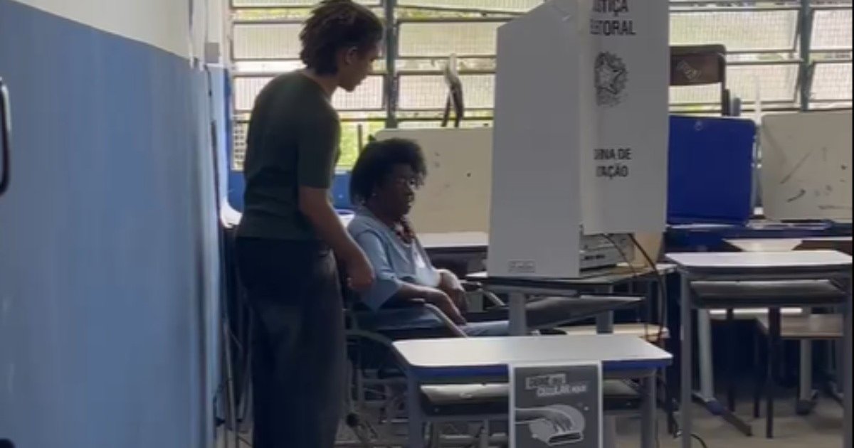Aos 100 anos, idosa vota no Rio com ajuda de familiares e inspira eleitores goianienses