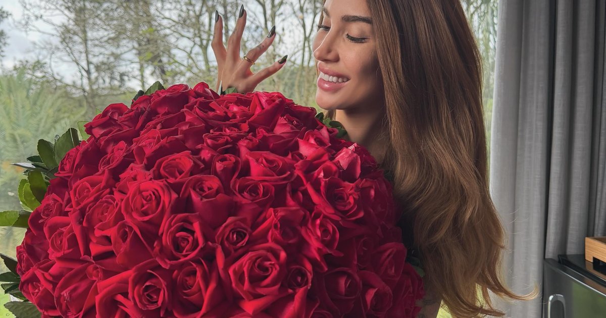 Bianca Andrade anuncia noivado com foto de anel e buquê de rosas vermelhas