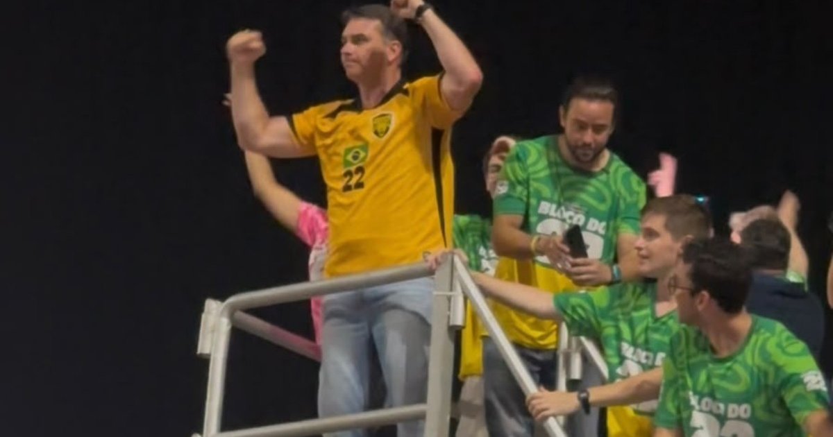 Flávio Bolsonaro promete auxílio federal contra queimadas no Amazonas em evento na capital