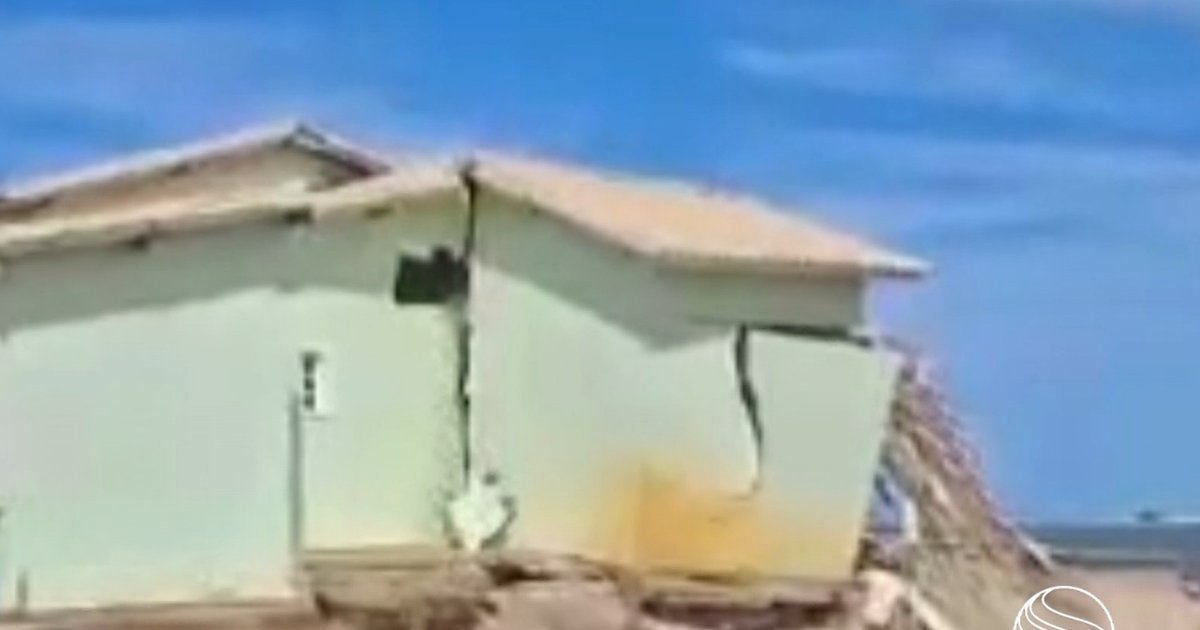 Mar avança e compromete estrutura de casa na Praia do Saco, em Estância
