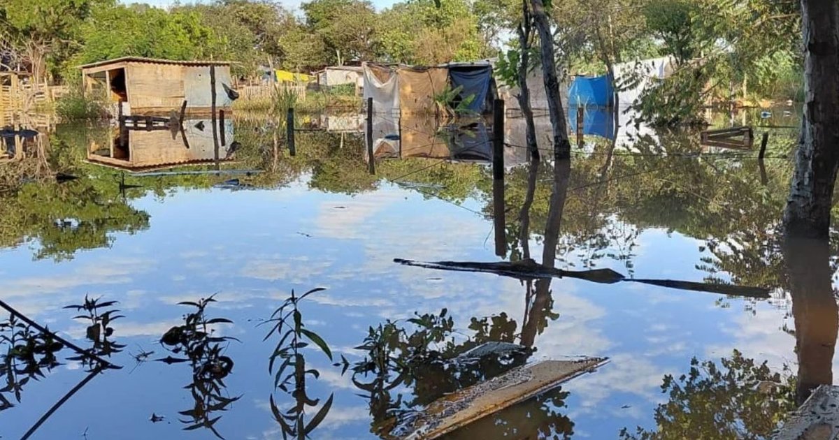 Temporal deixa moradores ilhados e destrói móveis em comunidade de Campo Grande